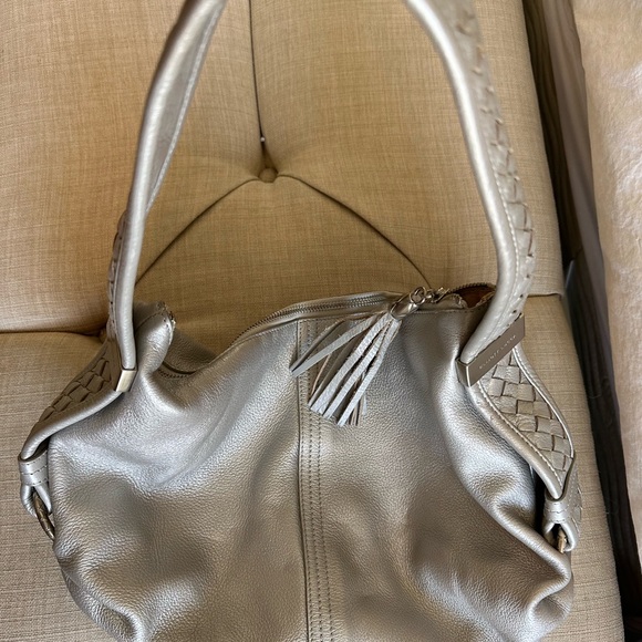 Elliott Lucca Annabelle Metallic Silver Pebbled Leather Bag w/Matching Zip Coin - Picture 3 of 7